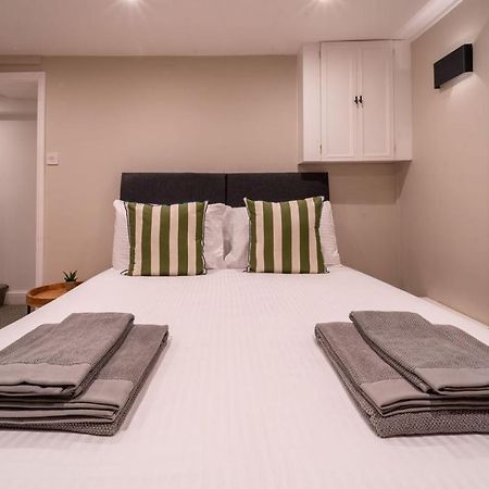 Elegant 3 Bedroom Home In The Centre Of Челтнъм Екстериор снимка