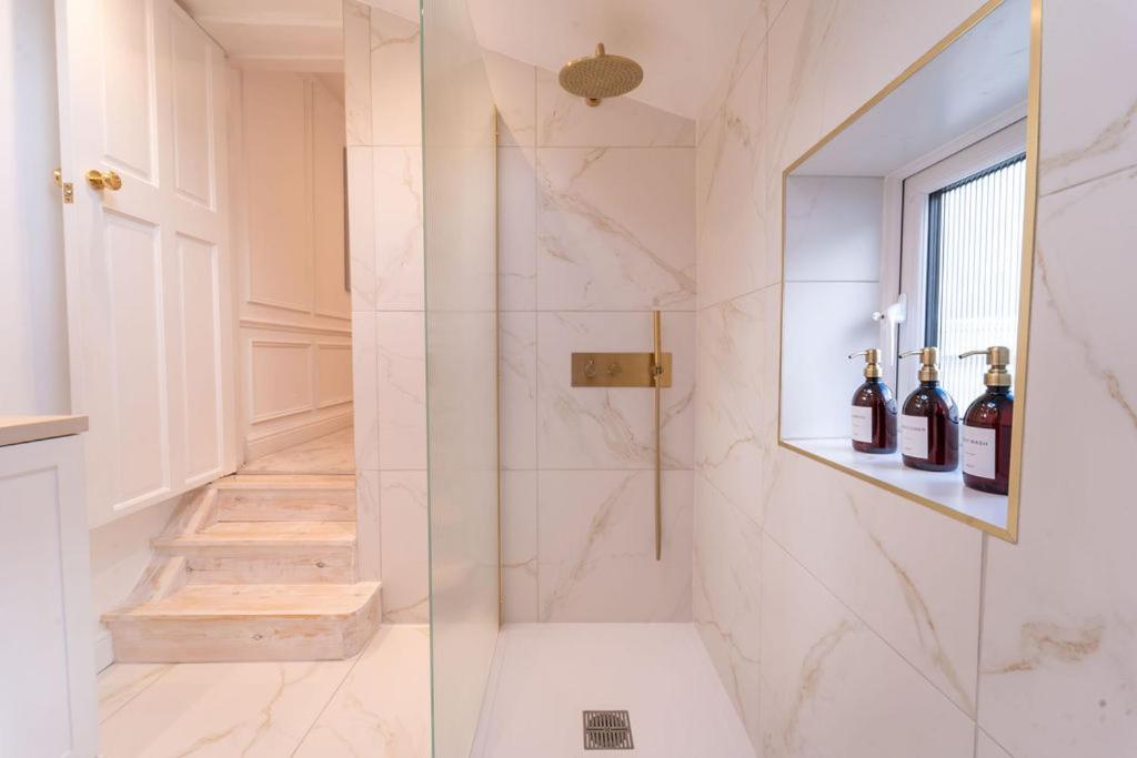 Elegant 3 Bedroom Home In The Centre Of Челтнъм Екстериор снимка