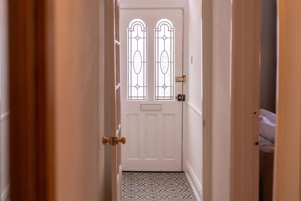 Elegant 3 Bedroom Home In The Centre Of Челтнъм Екстериор снимка