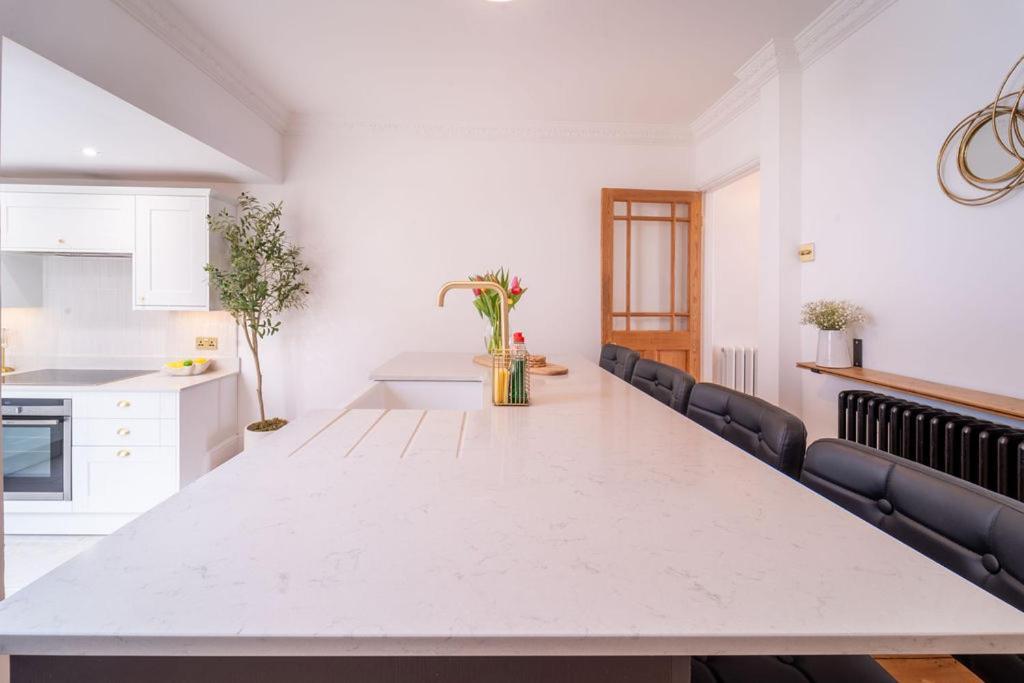 Elegant 3 Bedroom Home In The Centre Of Челтнъм Екстериор снимка