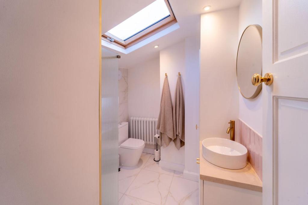 Elegant 3 Bedroom Home In The Centre Of Челтнъм Екстериор снимка