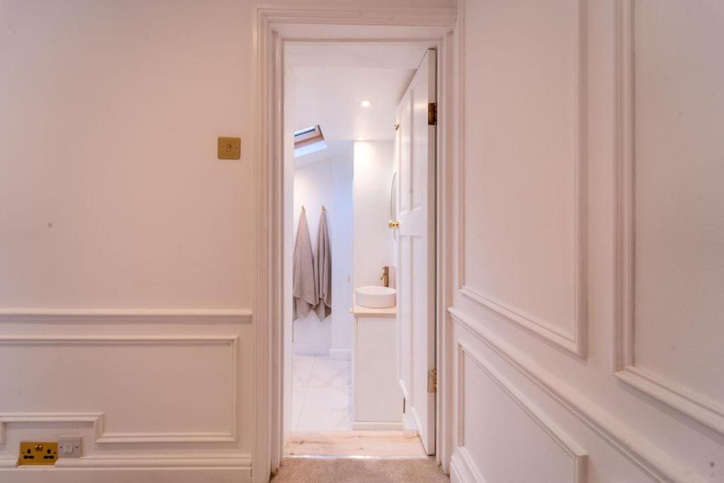 Elegant 3 Bedroom Home In The Centre Of Челтнъм Екстериор снимка