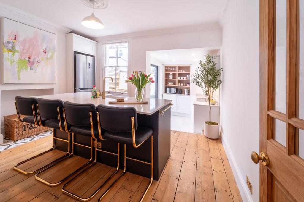 Elegant 3 Bedroom Home In The Centre Of Челтнъм Екстериор снимка